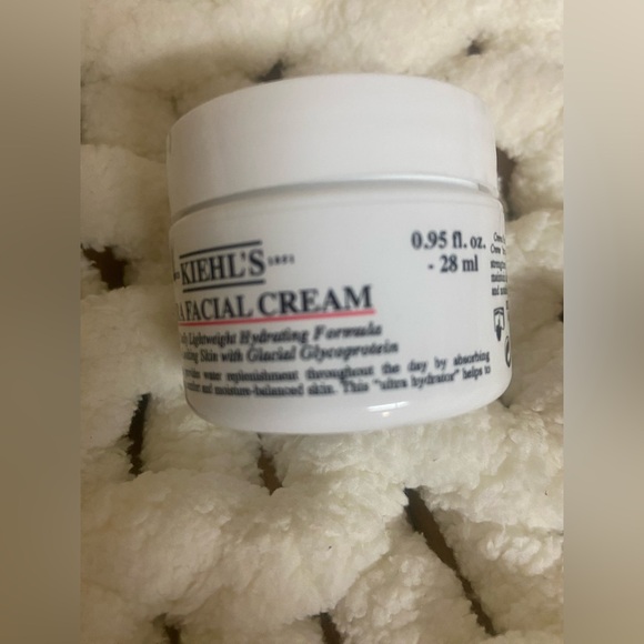 Kiehl's Skincare Set - White and Cream - Picture 2 of 5